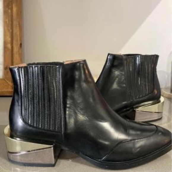 BCBGMAXAZRIA Black Alanna Leather Bootie - Picture 2 of 7